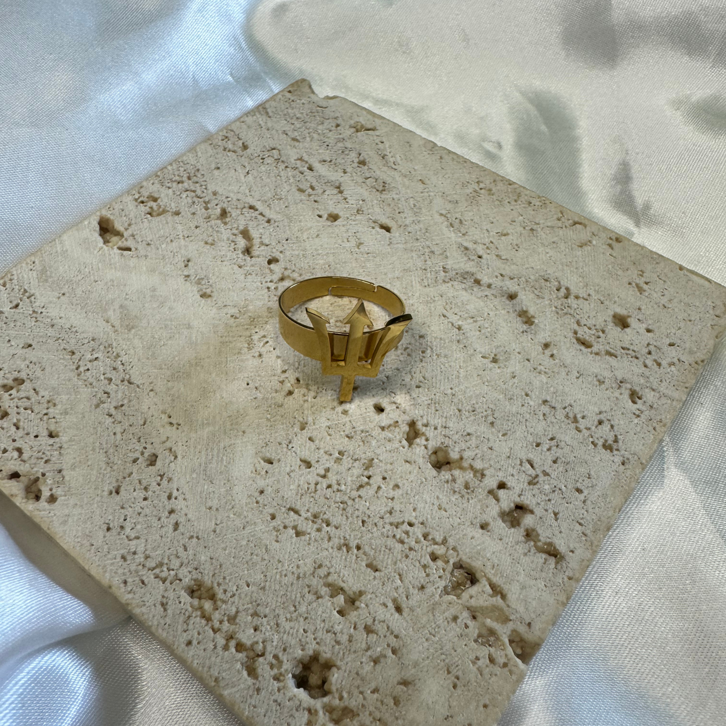 anillo tridente de barbados